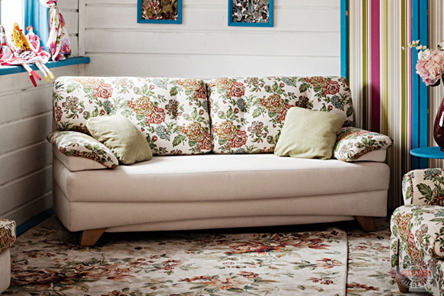 Un canapé droit dans le style provençal