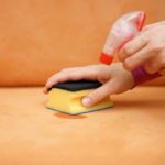 Enlever les taches de canapé à la maison