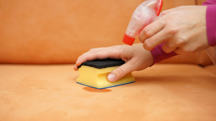 Enlever les taches de canapé à la maison