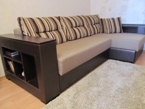 Canapé d'angle avec étagères