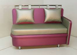 Un canapé étroit dans la cuisine