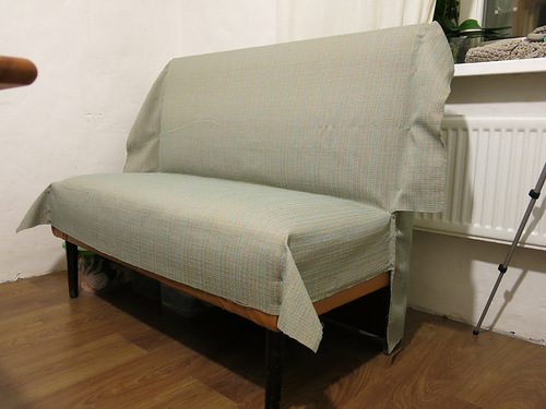 Modèles claquant sur le canapé