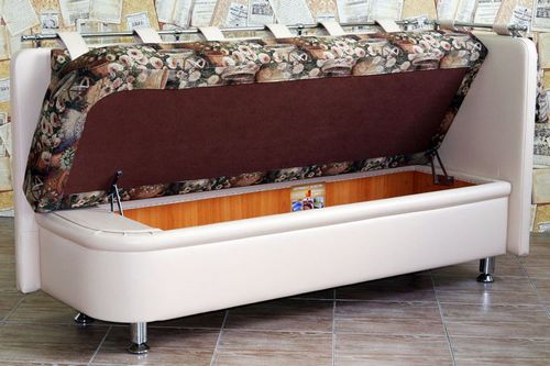 Un tiroir à côté du canapé de la cuisine