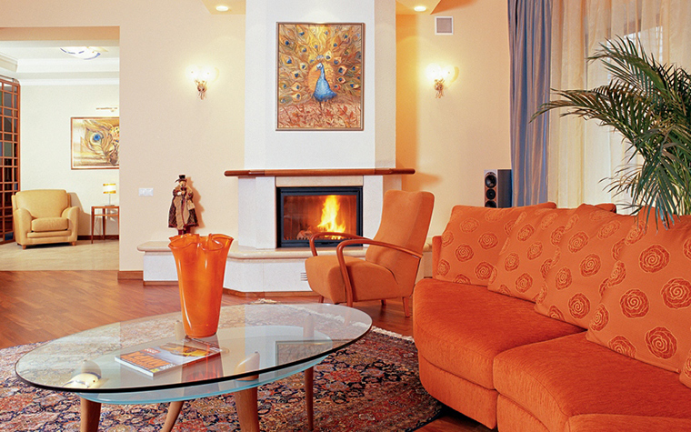 Canapé orange rehaussé