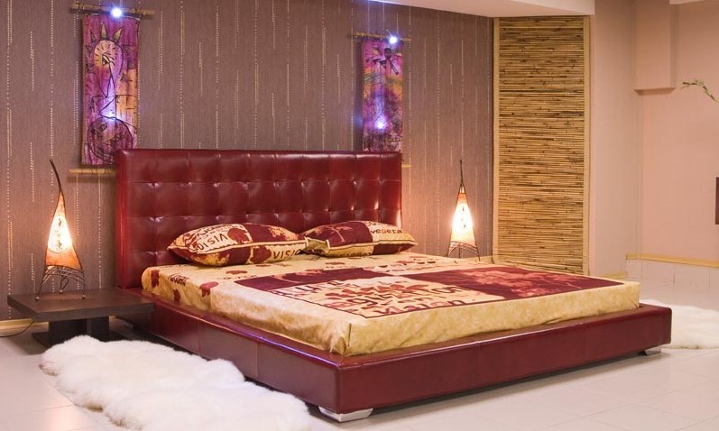 Lit de style arabe de couleur bordeaux