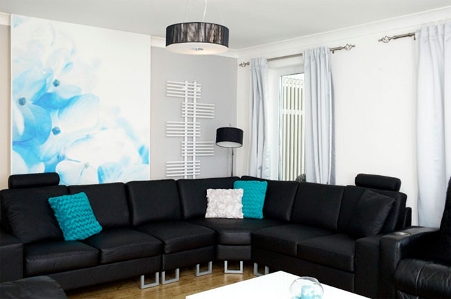 Grand canapé noir pour l'amélioration de l'habitat