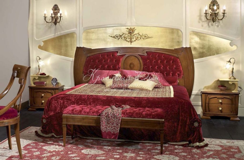 Couleur bordeaux du lit