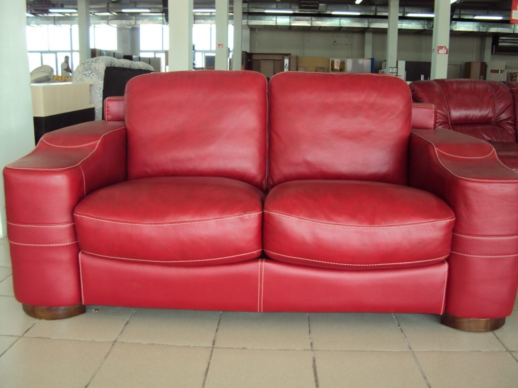 Canapé bordeaux pour la maison
