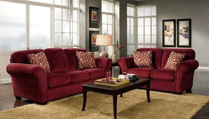 Canapé bordeaux à l'intérieur