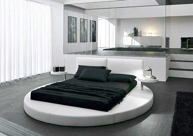 Lit noir en combinaison avec un design de chambre blanche