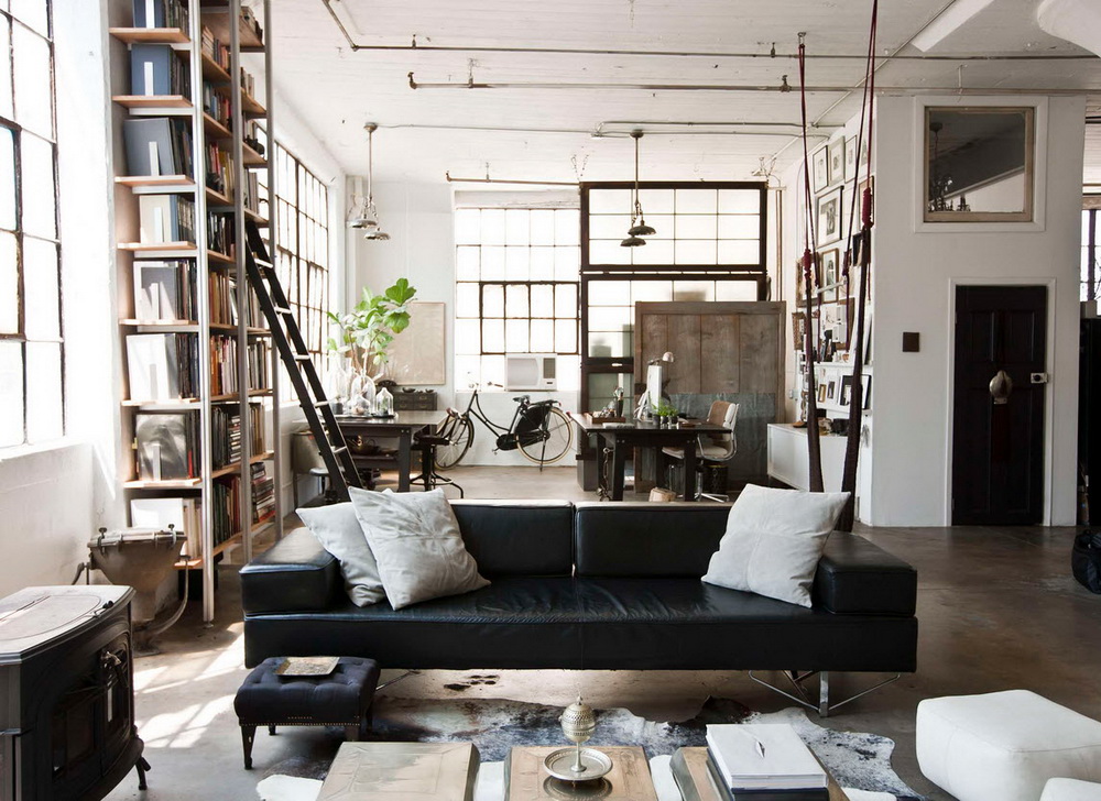 Le canapé noir s'intègre parfaitement dans l'intérieur moderne