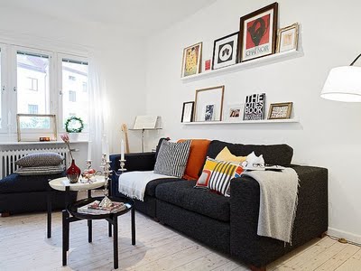 Canapé noir avec coussins lumineux