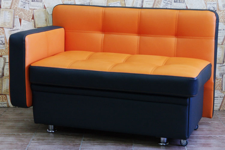 Canapé orange pour l'ameublement
