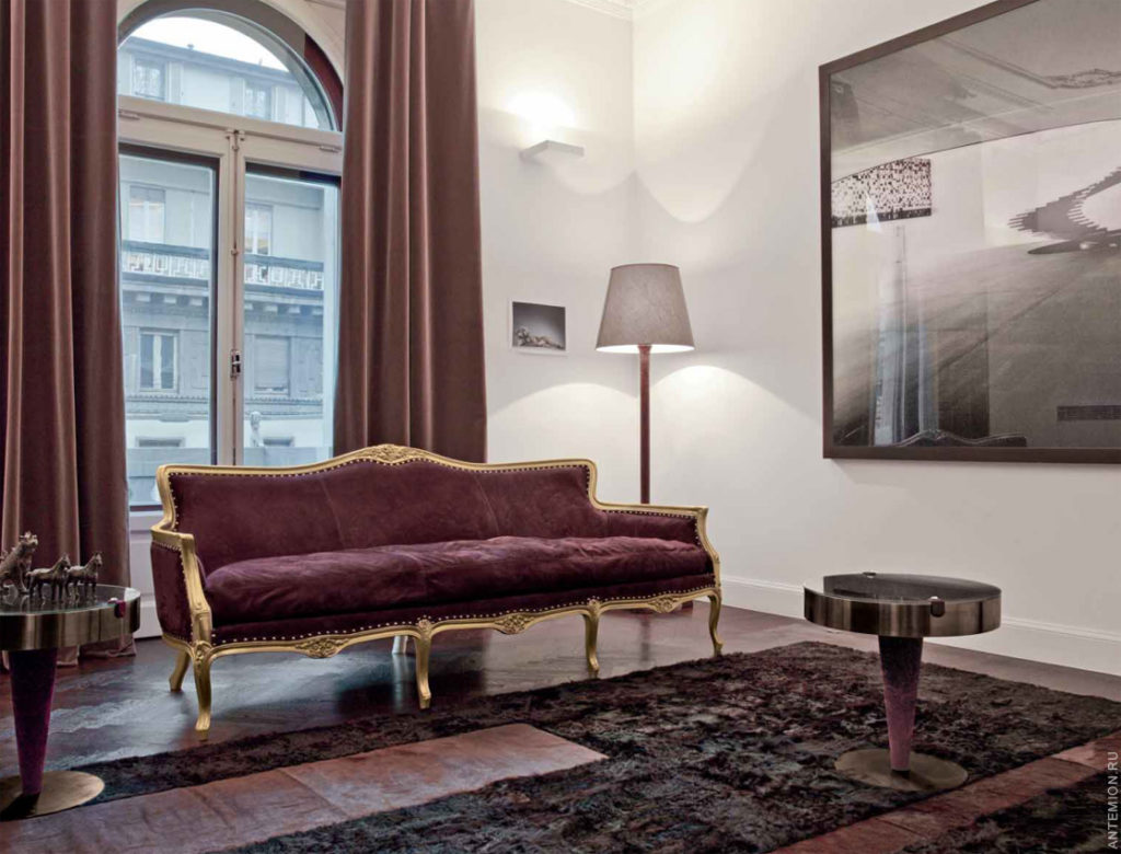 Canapé pour un style chic de couleur bordeaux