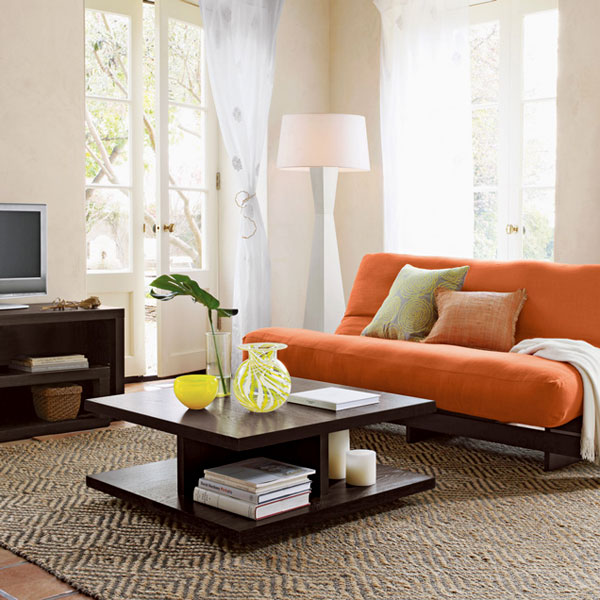 Canapé décoré de couleur orange vif