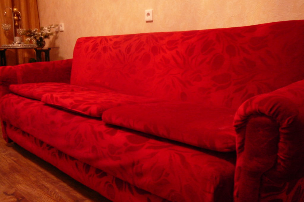 Un joli canapé bordeaux