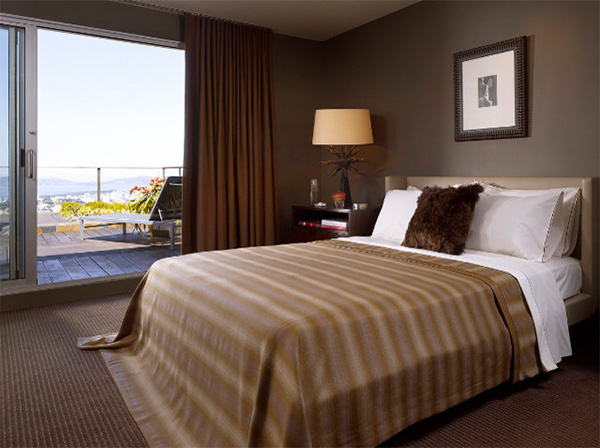 Design d'intérieur d'une chambre avec un lit marron