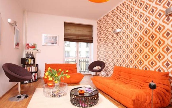 Deux canapés orange à l'intérieur de l'appartement