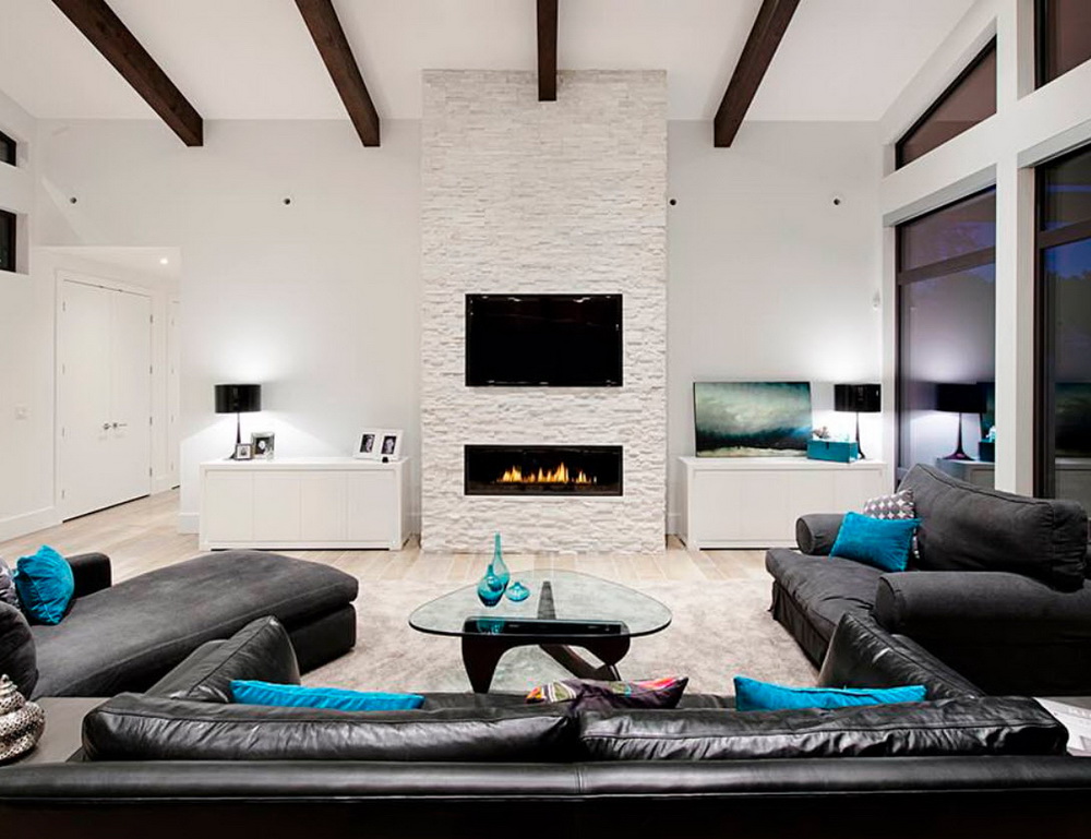 Intérieur de la chambre avec canapé noir