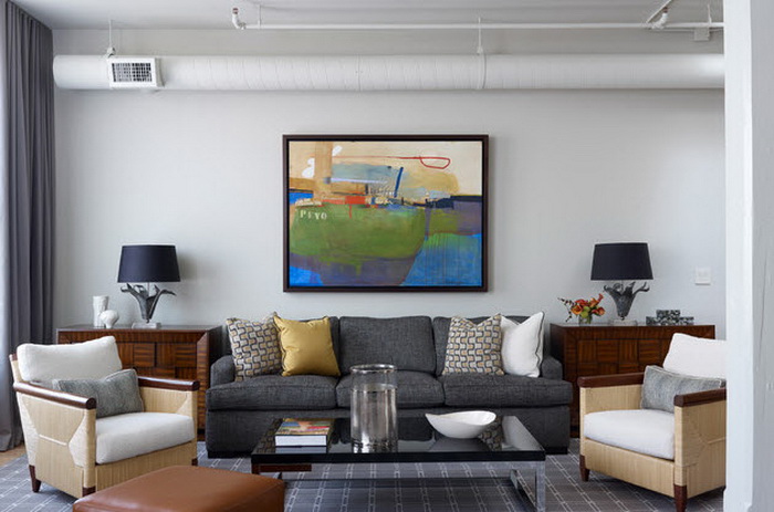 Intérieur de la chambre avec un canapé gris pratique