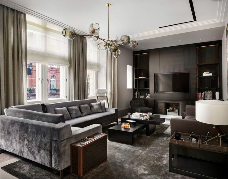 Intérieur de la chambre avec un canapé gris