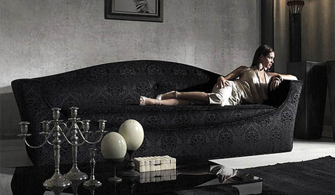 Intérieur avec beau canapé noir