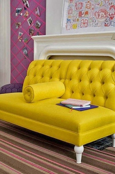 Intérieur utilisant un canapé moderne jaune