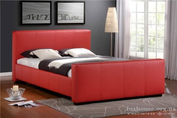 Intérieur d'une chambre avec un beau lit bordeaux