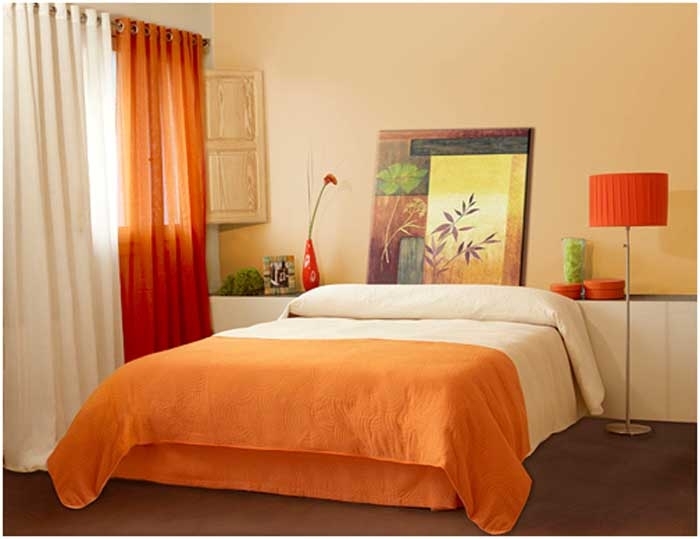 Intérieur d'une chambre avec un lit orange