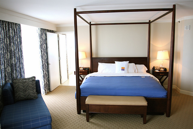 Intérieur de chambre à coucher avec lit bleu