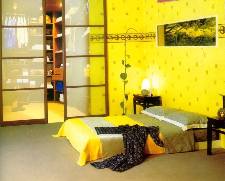 Intérieur d'une chambre avec un lit jaune
