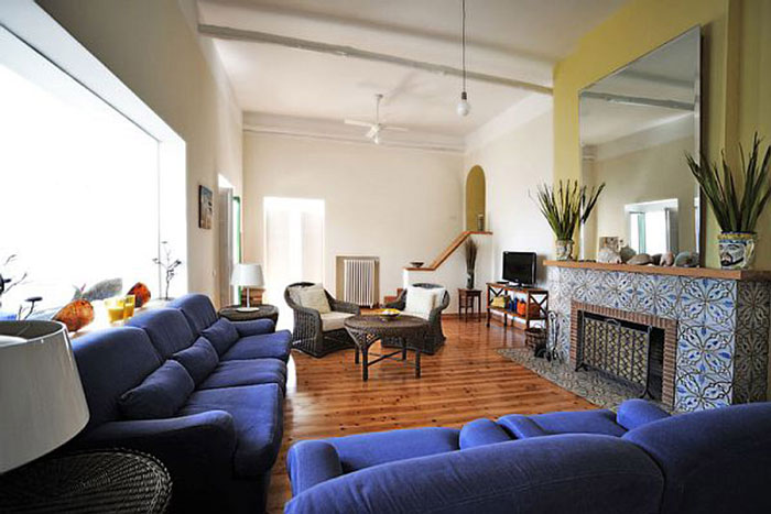 Comment utiliser un canapé bleu à l'intérieur