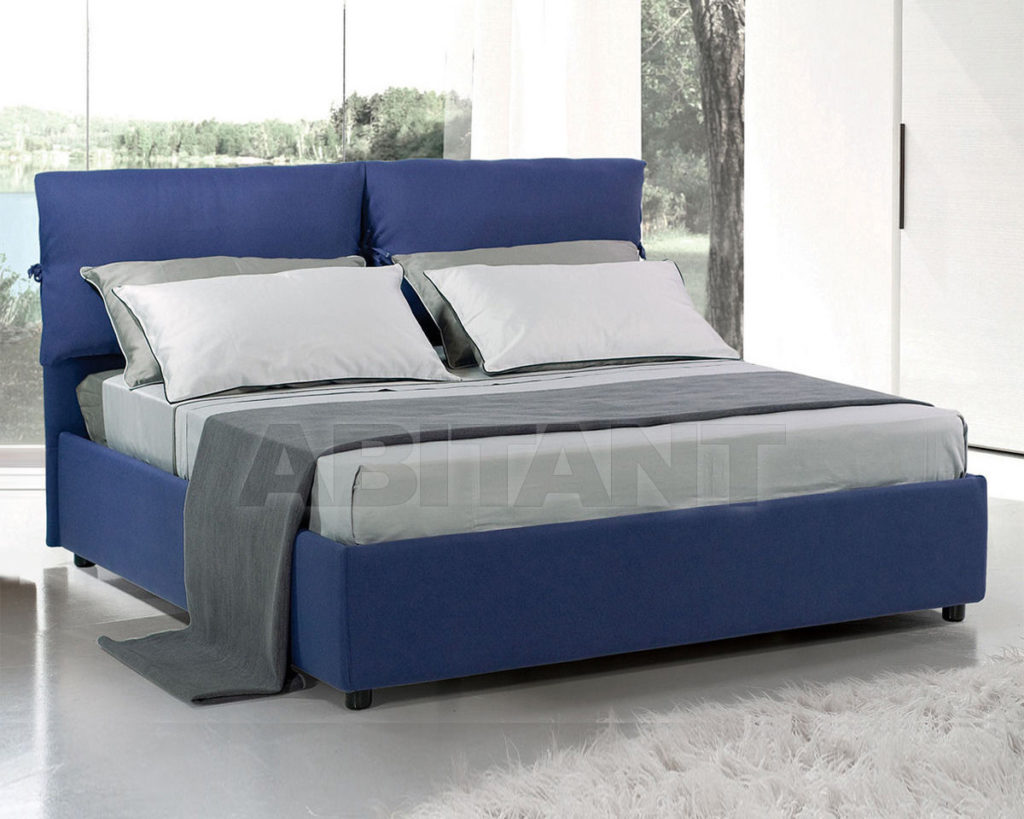 Comment bien installer un lit bleu à l'intérieur