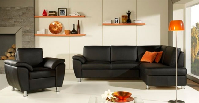 À quoi ressemblent les canapés noirs à l'intérieur