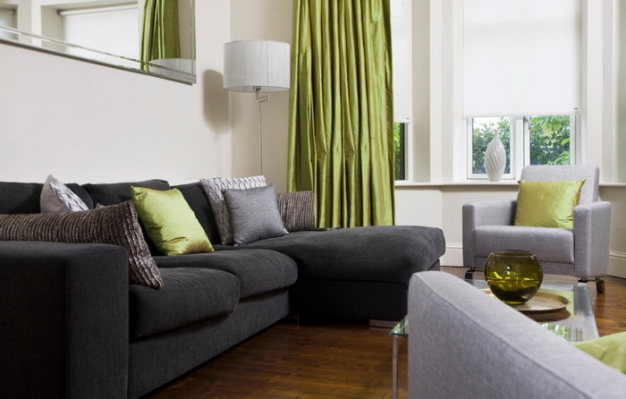 Comment le canapé noir s'intègre à l'intérieur du salon