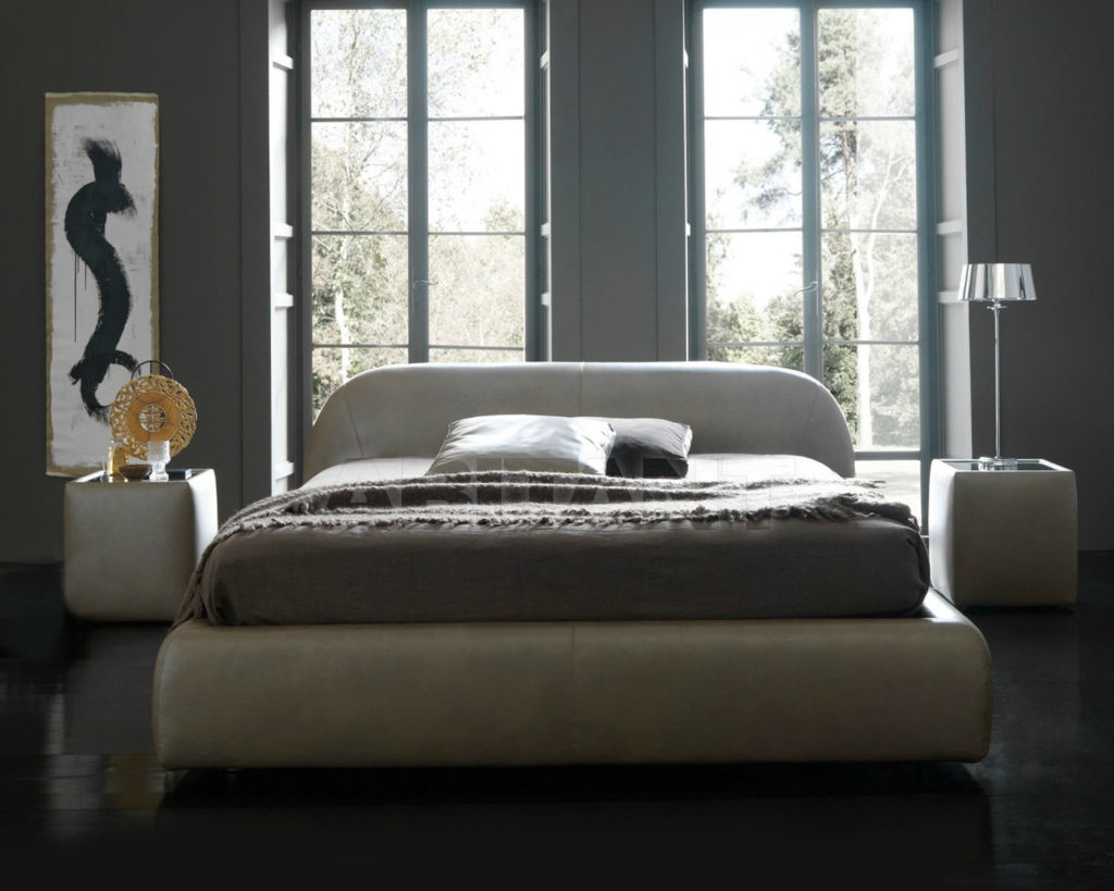 À quoi ressemble le lit gris à l'intérieur de la maison