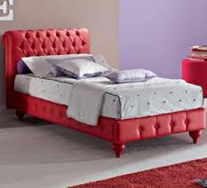 Cadre de lit dans une belle couleur bordeaux