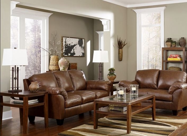 Intérieur classique avec un canapé marron