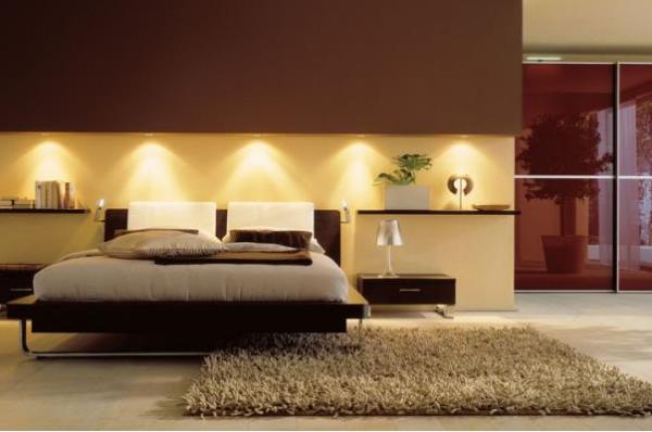 Le lit marron a l'air original