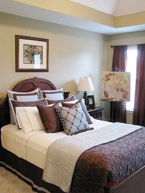 Teinte brune de la surface de lit moderne