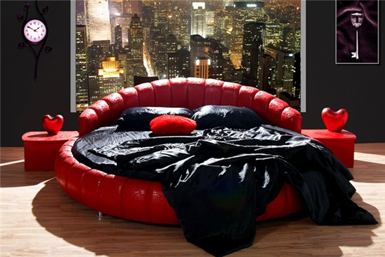 Lit rond en cuir de couleur rouge foncé