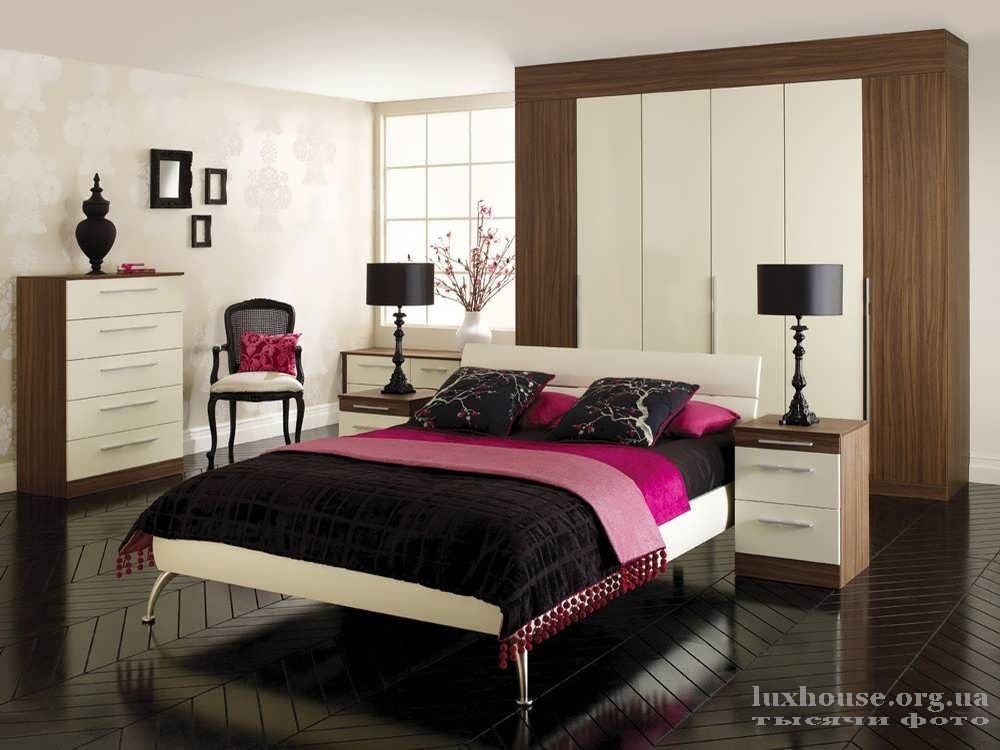 Un beau ciel de lit bordeaux pour la maison