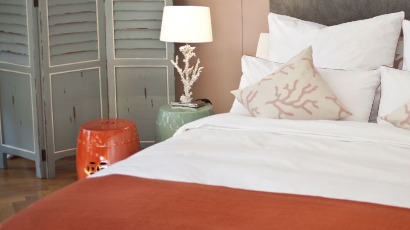 Le lit rouge semble brillant