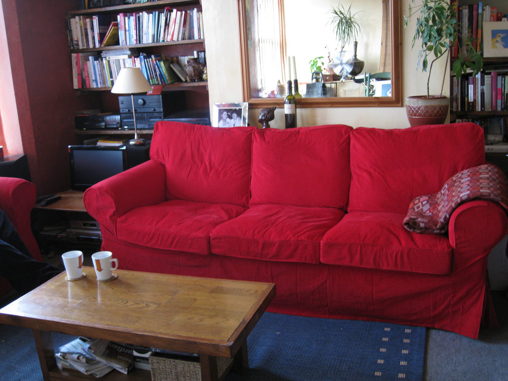 Canapé rouge dans le salon