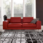 Le rouge est l'une des couleurs principales de l'intérieur.