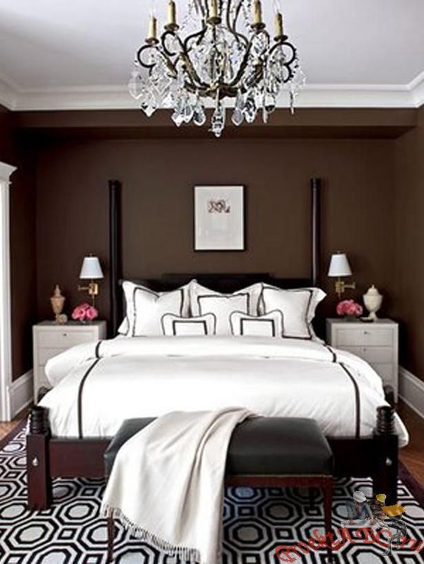 Lit marron dans une chambre simple