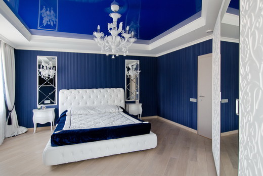 Un lit décoré en bleu