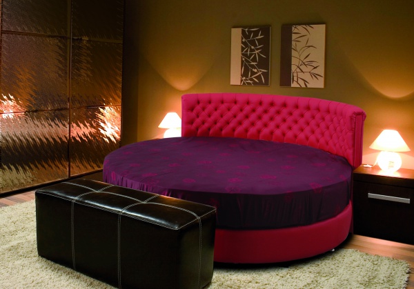 Joli lit rouge clair