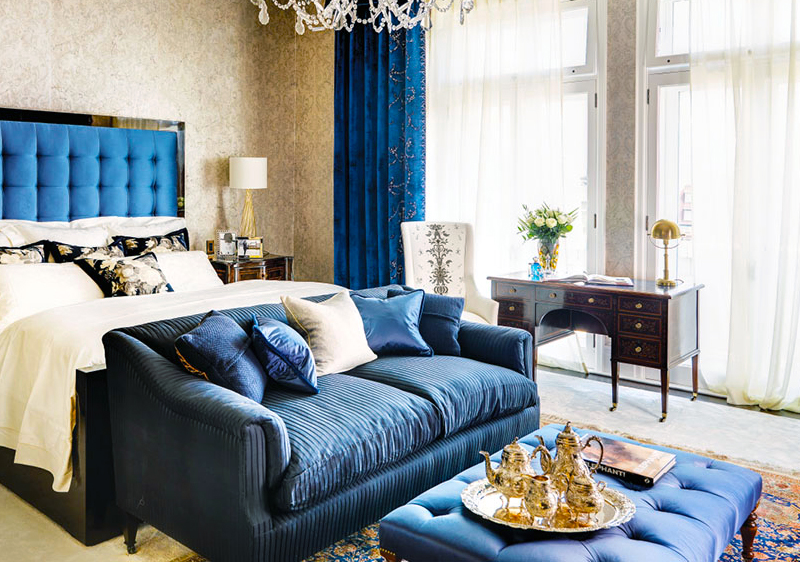 Un lit avec une belle tête de lit bleue