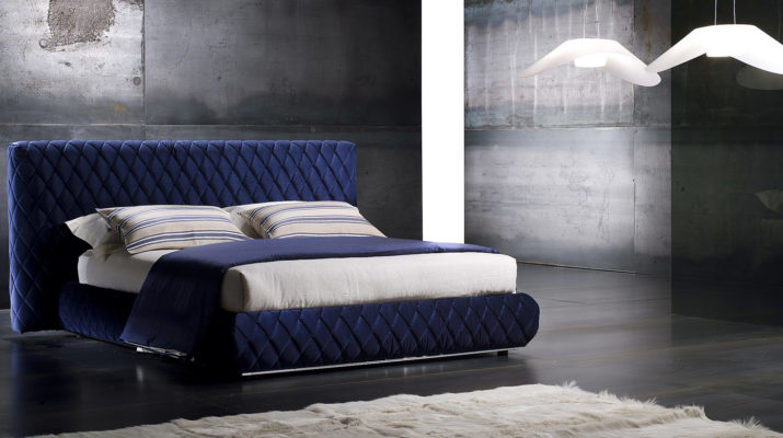 Lit en capitonnage bleu